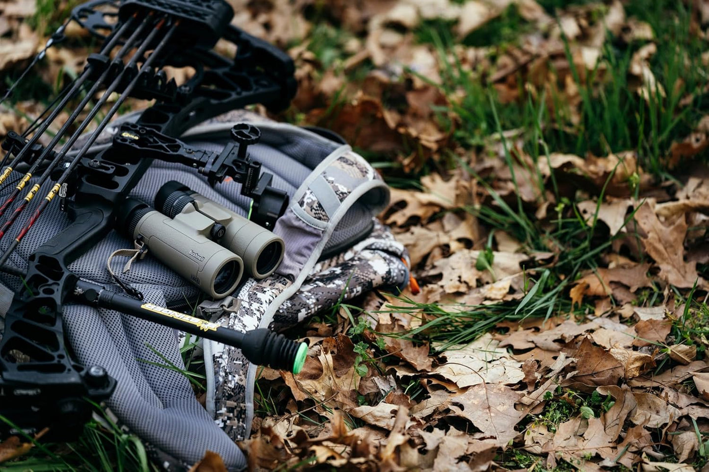 Bushnell R-Series R3 8 X 42mm Binoculars w/ Harness Neck Strap Covers & Lens Cloth R3-842